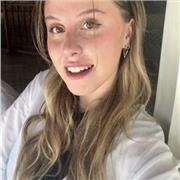 Studentessa universitaria impartisce lezioni di FRANCESE